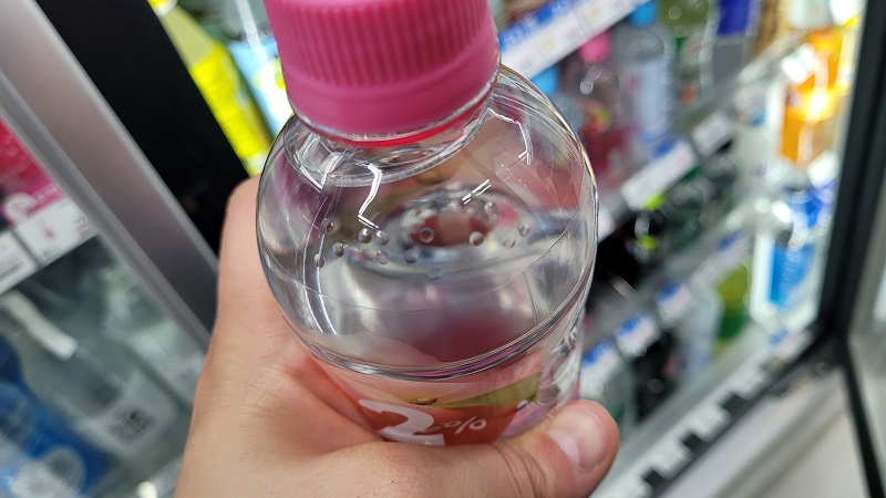 500ml 페트병 입구에 점자로 음료의 이름이 표기되어 있다.