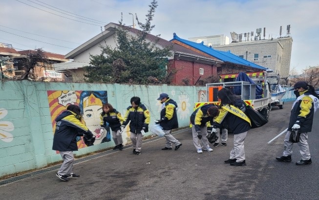 동네 곳곳에서 안전을 위해 애쓰는 의용소방대원들