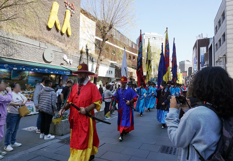 수문장 순라의식을 보며 한 외국인이 사진을 찍고 있다.