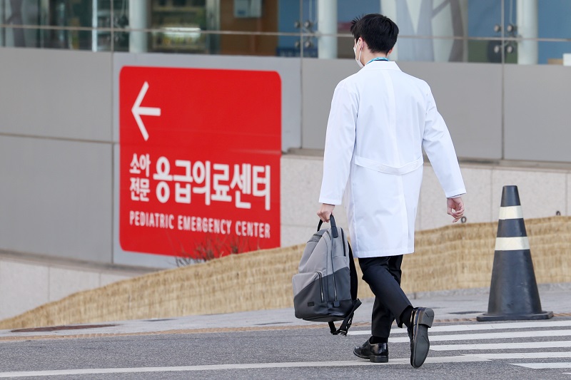 전공의들의 집단행동이 한 달째를 맞은 18일 서울의 한 대학병원에서 한 의사가 소아전문 응급의료센터로 향하고 있다. 2024.3.18. (ⓒ뉴스1, 무단 전재-재배포 금지)