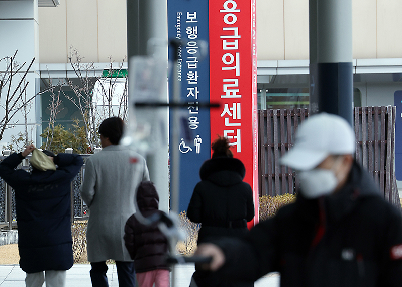 서울 시내 대학병원을 찾은 환자와 내원객 등이 오가고 있다. (ⓒ뉴스1, 무단 전재-재배포 금지)