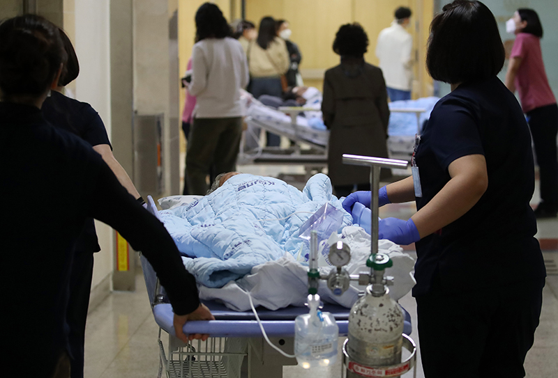 대구의 한 대학병원에서 간호사들이 환자의 병상을 옮기고 있다. (ⓒ뉴스1, 무단 전재-재배포 금지)