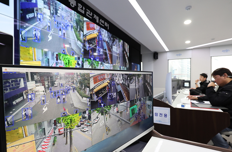 서울 마포구 CCTV통합관제센터 통합관제실에서 관계자들이 인공지능 기반 스마트 인파밀집분석시스템을 지켜보고 있다. (ⓒ뉴스1, 무단 전재-재배포 금지)