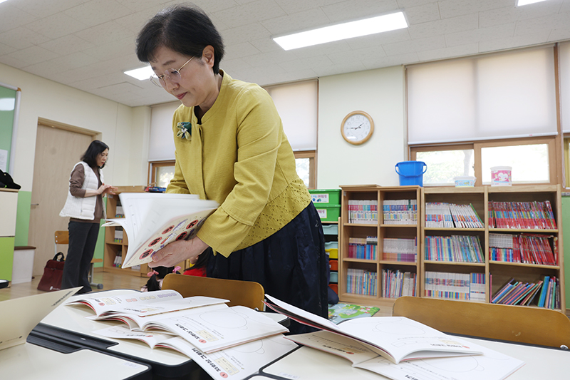 최진숙 이야기할머니가 21일 한빛초등학교에서 본격적인 이야기 활동 시간에 앞서 아이들을 위한 교재 도구를 정리하고 있다. (사진=문화체육관광부, 무단 전재-재배포 금지)