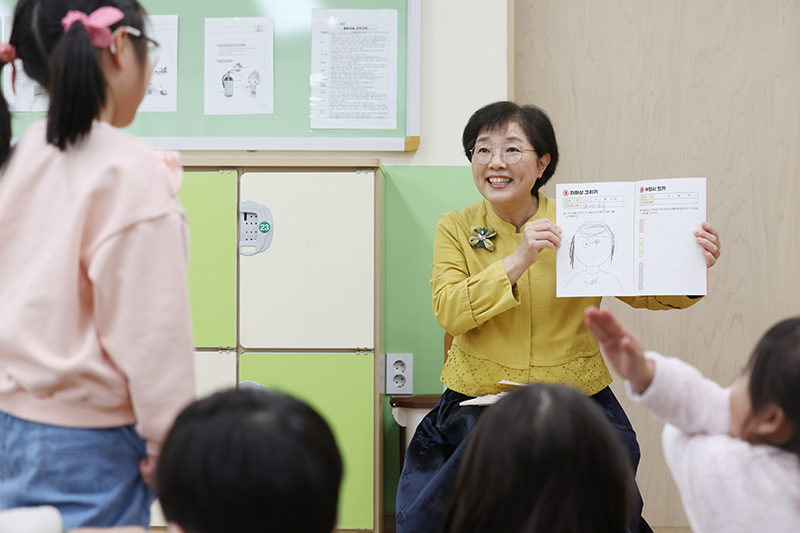 최진숙 이야기할머니가 21일 한빛초등학교에서 초등학교 1학년 학생들과 창작 활동 시간에 그린 그림에 대해 소통하는 시간을 갖고 있다. (사진=문화체육관광부, 무단 전재-재배포 금지)