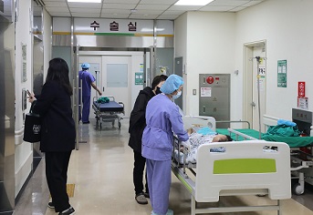 광주 동구 전남대병원에서 수술이 끝난 환자에게 의료진이 주의사항을 당부하고 있다. 2024.3.12.(ⓒ뉴스1, 무단 전재-재배포 금지)