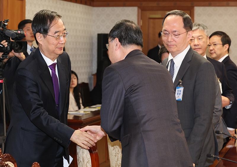 한덕수 국무총리가 지난 3월 29일 서울 종로구 정부서울청사에서 열린 5대 병원장 간담회에서 병원장들과 인사하고 있다. (ⓒ뉴스1, 무단 전재-재배포 금지)