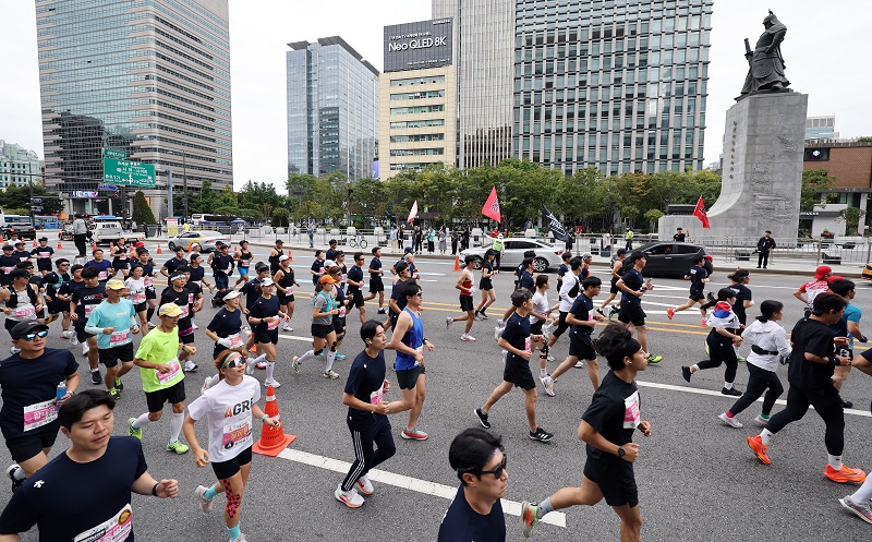 2023 서울달리기대회 참가자들이 8일 오전 서울 중구 시청광장에서 힘차게 출발하고 있다. 2023.10.8. (ⓒ뉴스1, 무단 전재-재배포 금지)