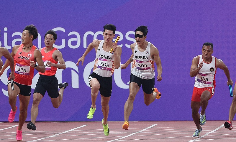 중국 항저우 올림픽 스포츠센터 경기장에서 열린 2022 항저우 아시안게임 육상 남자 400m 계주 결선에서 이재성 선수에게 배턴을 받아 힘차게 달리고 있는 고승환 선수. 2023.10.3. (ⓒ뉴스1, 무단 전재-재배포 금지)