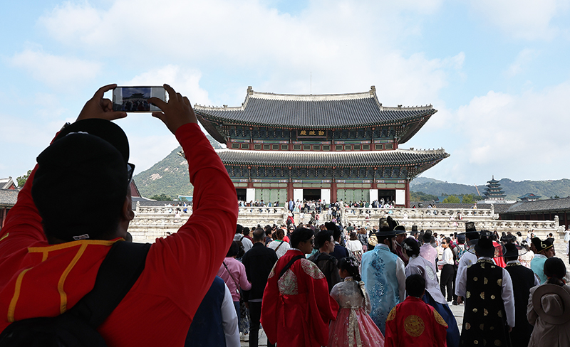 2023 가을 궁중문화축전이 열리고 있는 서울 종로구 경복궁을 찾은 한 외국인 관광객이 근정전을 스마트폰으로 촬영하고 있다. (ⓒ뉴스1, 무단 전재-재배포 금지)
