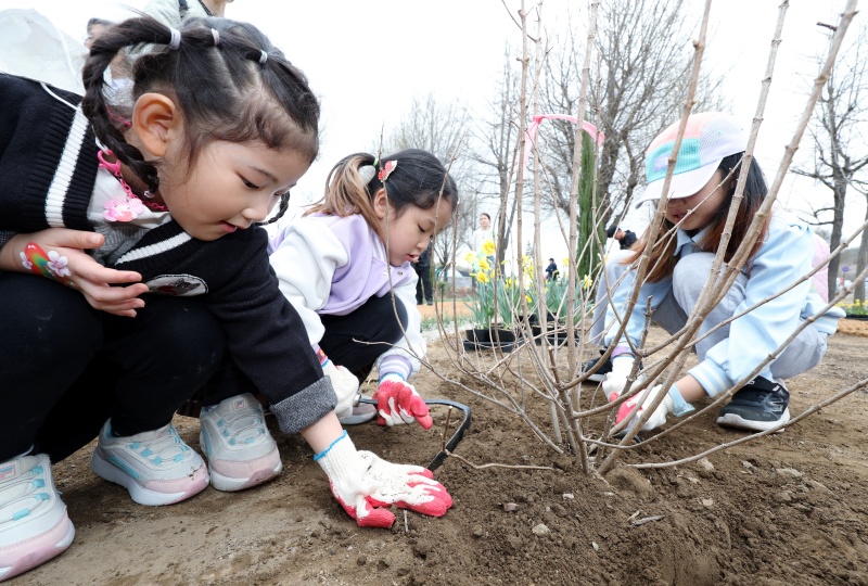 3일 오후 서울 강동구 암사동 암사역사공원에서 열린 제79회 식목일 기념 '동행매력 정원도시 서울' 만들기 행사에 참여한 어린이집 원생들이 꽃을 심고 있다.(ⓒ뉴스1, 무단 전재-재배포 금지)