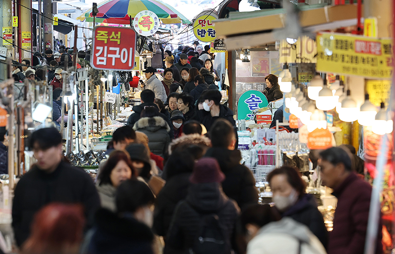 경기도 구리시 구리전통시장에서 시민들이 장을 보고 있다. (ⓒ뉴스1, 무단 전재-재배포 금지)