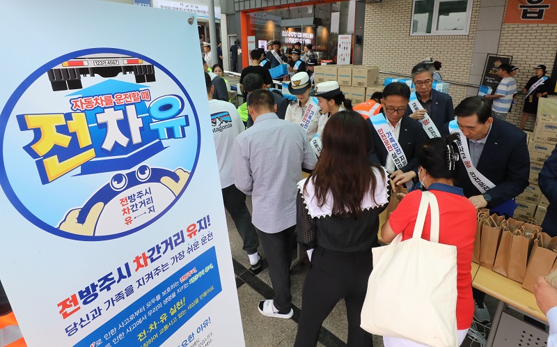 추석 연휴를 하루 앞둔 27일 오전 경기 용인시 기흥구 경부고속도로 기흥휴게소(하행선)에서 열린 ‘추석연휴 대비 졸음 운전 예방 캠페인’에서 한국도로공사 및 유관기관 관계자들이 커피 등 졸음운전 예방 물품을 나눠주고 있다. 2023.9.27. (ⓒ뉴스1, 무단 전재-재배포 금지)