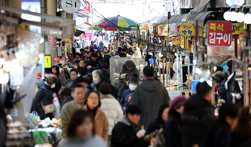 전통시장에서 시민들이 장을 보고 있다. (ⓒ뉴스1, 무단 전재-재배포 금지)