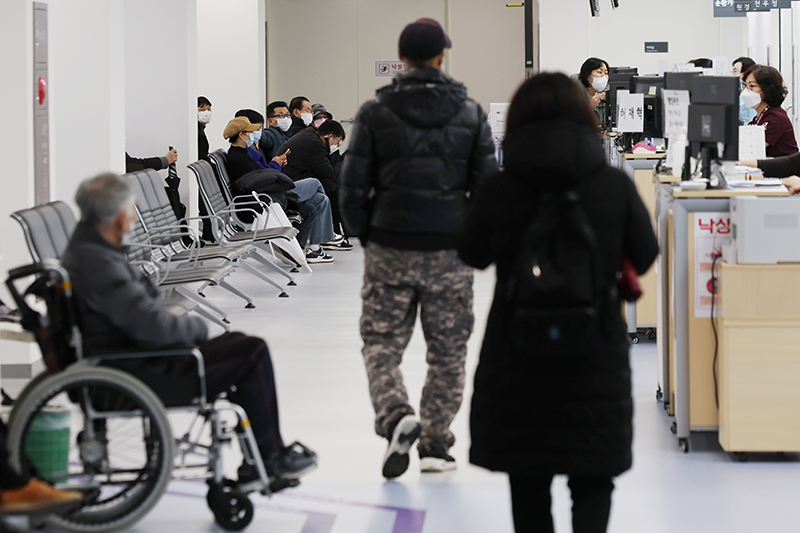 서울시내 한 대형 종합병원에서 환자 및 보호자들이 접수를 기다리고 있다. (ⓒ뉴스1, 무단 전재-재배포 금지)