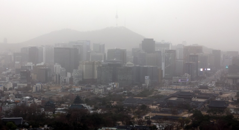 올 봄 최악의 미세먼지 농도를 보인 지난달 29일 오전 서울 광화문과 세종대로 일대가 뿌옇다.(ⓒ뉴스1, 무단 전재-재배포 금지)