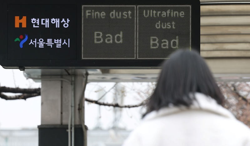 올 봄 최악의 미세먼지 농도를 보인 지난달 29일 서울 영등포구 여의나루역 전광판에 미세먼지와 초미세먼지 나쁨을 나타내고 있다.(ⓒ뉴스1, 무단 전재-재배포 금지)