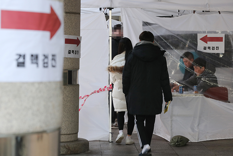 서울 동작구보건소에 설치된 결핵 임시 검사소에서 시민들이 검사를 받고 있다. (ⓒ뉴스1, 무단 전재-재배포 금지)