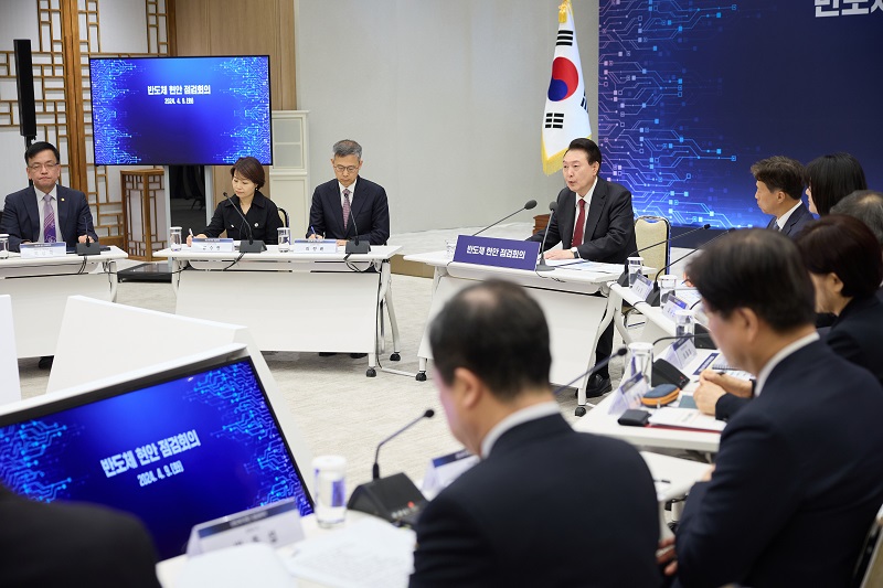 윤석열 대통령이 9일 용산 대통령실 청사에서 열린 반도체 현안 점검회의에서 모두발언을 하고 있다. (대통령실 제공)