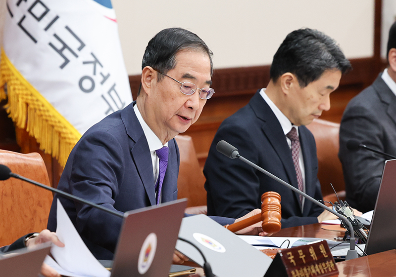 한덕수 국무총리가 11일 서울 종로구 정부서울청사에서 열린 국무회의에서 의사봉을 두드리고 있다. (©뉴스1, 무단 전재-재배포 금지)