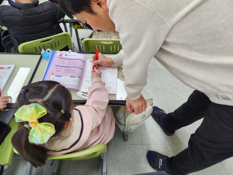 늘봄학교의 기초연산 프로그램은 아이들 각자의 진도에 맞춰서 개별적으로 설명하는 시간을 갖는다.