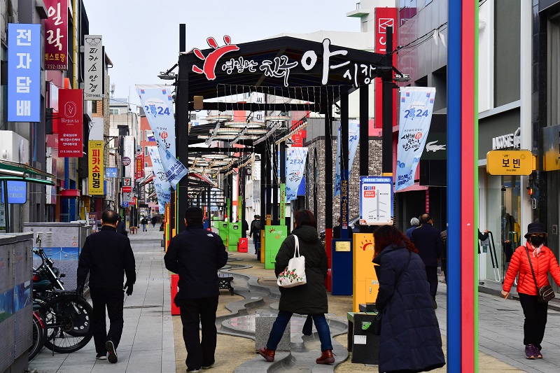 경북 포항시 북구 중앙상가 영일만 친구 야시장 인근을 시민들이 지나가고 있다. 2024.3.7.(ⓒ뉴스1, 무단 전재-재배포 금지)