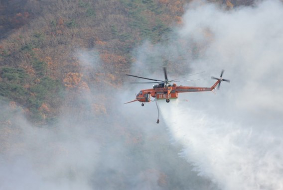 지난 3월 24일 경기도 안성 고삼면에서 발생한 산불 진화 모습.(ⓒ뉴스1, 산림청 제공, 무단 전재-재배포 금지)