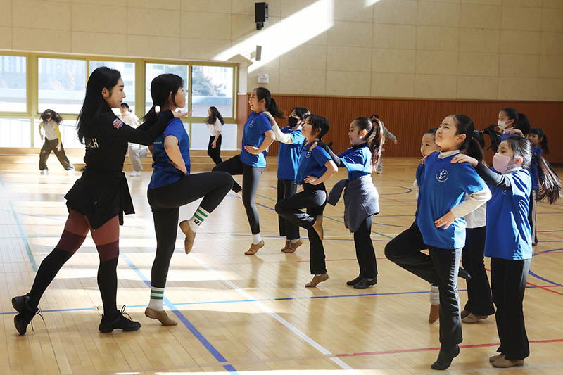 경기 화성시 송린초등학교에서 늘봄 맞춤형 프로그램 치어리딩부 블루웨이브 수강 학생들이 지도를 받고 있다. (사진=문화체육관광부 국민소통실, 무단 전재-재배포 금지)