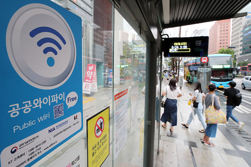 무료 공공와이파이 설치된 서울 시내 버스정류장 (ⓒ뉴스1, 무단 전재-재배포 금지)