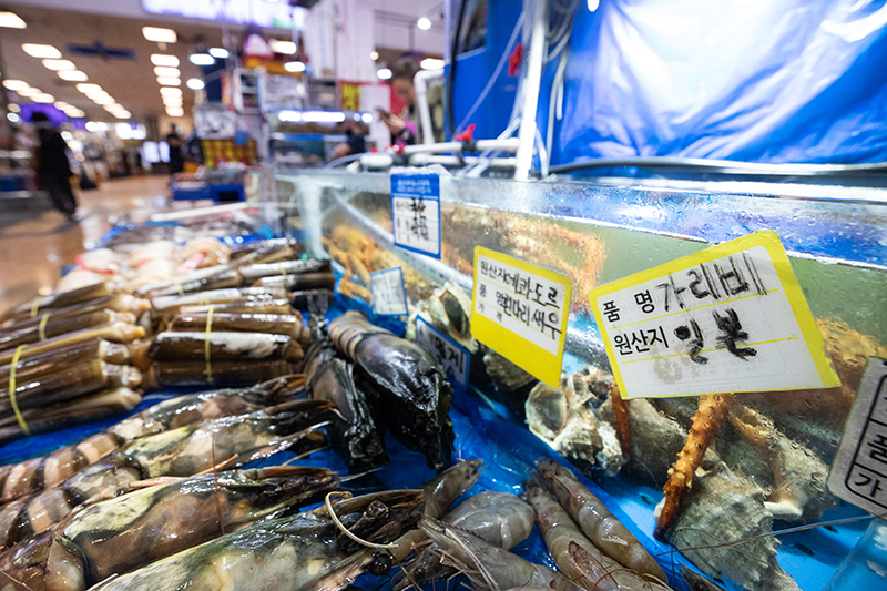 수산시장에 일본산 수산물 원산지 표시가 붙어 있다. (ⓒ뉴스1, 무단 전재-재배포 금지)