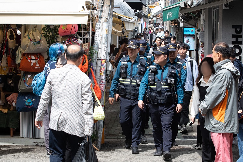 경찰 기동순찰대가 16일 서울 종로 일대를 순찰하고 있다. 2024.4.17. (ⓒ뉴스1, 무단 전재-재배포 금지)