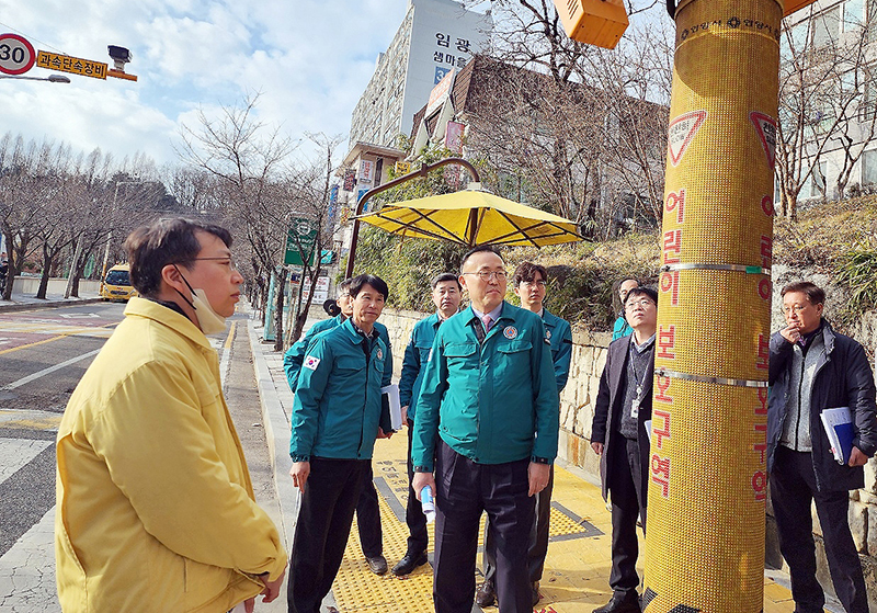 이한경 행정안전부 재난안전관리본부장이 지난 2월 경기 안양시 안양남초등학교를 방문해 어린이보호구역 통학로 등 횡단보도 안전현장을 점검하고 있다. (ⓒ뉴스1, 무단 전재-재배포 금지)