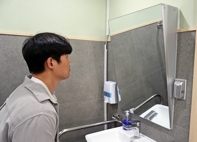 화장실 내부 거울은 휠체어 높이에서 보기 수월하게 만들었다.