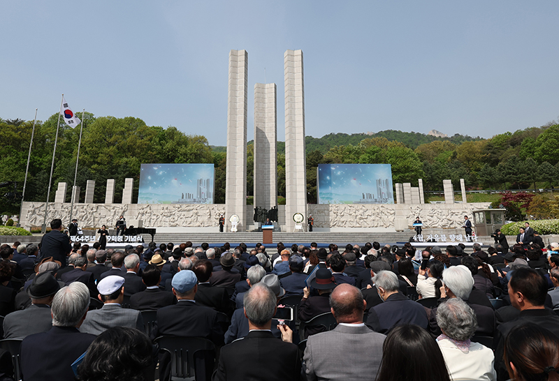 한덕수 국무총리가 19일 오전 서울 강북구 국립 4·19민주묘지에서 열린 제64주년 4·19혁명 기념식에서 기념사를 하고 있다. (ⓒ뉴스1, 무단 전재-재배포 금지)