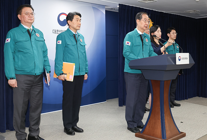 한덕수 국무총리가 19일 서울 종로구 정부서울청사에서 열린 의대증원 관련 특별 브리핑에서 거점국립대 총장 건의에 대한 정부입장을 발표하고 있다. (ⓒ뉴스1, 무단 전재-재배포 금지)