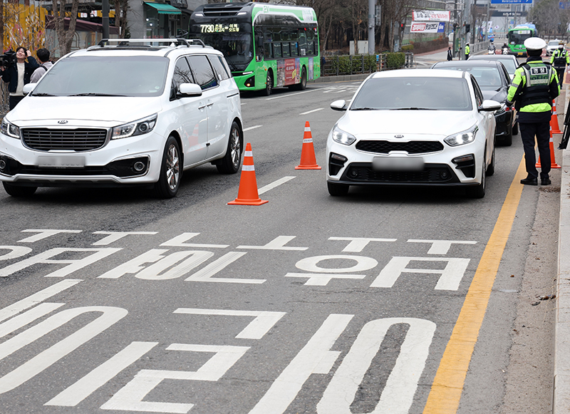 서울 마포구 한 초등학교 인근에서 경찰이 신학기 맞이 초등학교 하교시간대 어린이보호구역 내 음주운전 단속을 하고 있다. (ⓒ뉴스1, 무단 전재-재배포 금지)