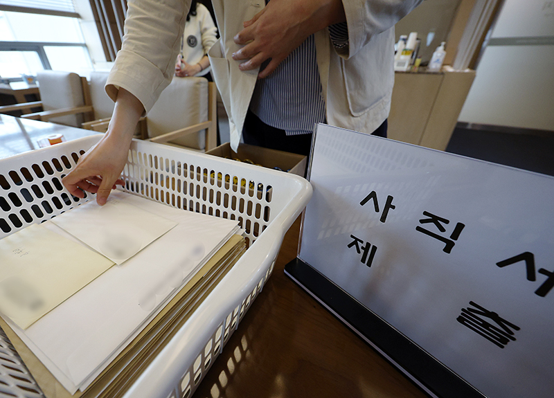 정부의 의과대학 증원 방침으로 전국 의대 교수들의 사직이 이어지고 있는 지난 3일 서울 시내의 한 대학병원에서 교수들이 사직서를 제출하고 있다. (ⓒ뉴스1, 무단 전재-재배포 금지)