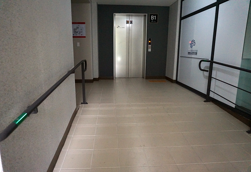 1층으로 올라가는 엘리베이터. 길이 넓어 휠체어나 유모차 등 가기 쉽다.