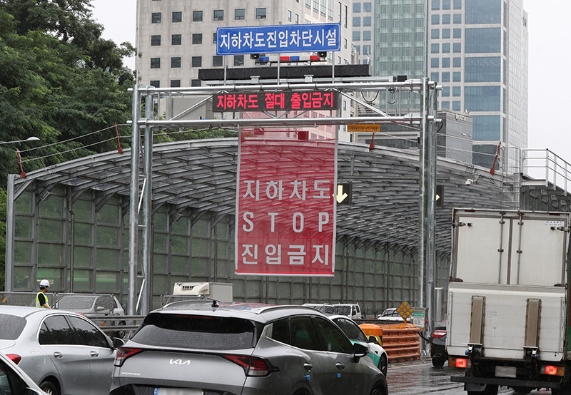 서울 강남구 염곡동서지하차도에서 지하차도 진입차단시설이 시연되고 있다. (ⓒ뉴스1, 무단 전재-재배포 금지)