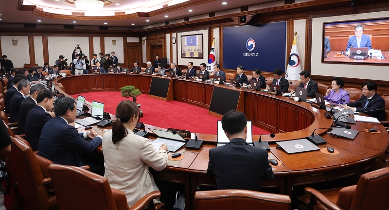 한덕수 국무총리가 23일 서울 종로구 정부서울청사에서 열린 국무회의에서 의사봉을 두드리고 있다. (ⓒ뉴스1, 무단 전재-재배포 금지)