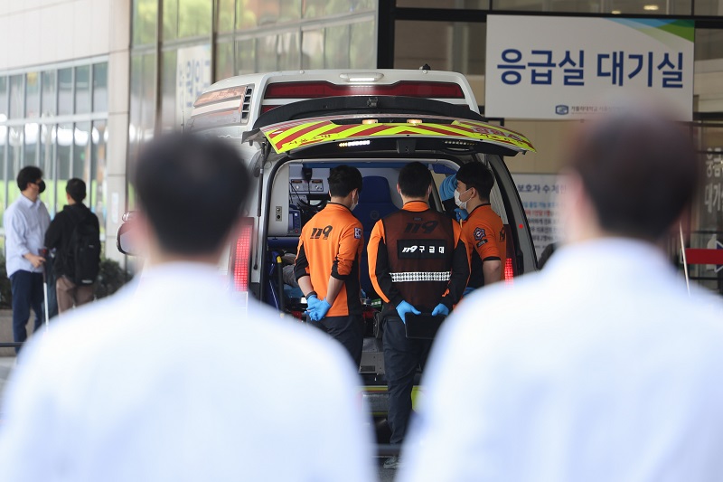 정부의 의대 정원 확대에 반발하는 전공의를 비롯한 의료계의 집단행동이 이어지고 있는 18일 서울의 한 대학병원에서 응급대원들이 환자를 이송하고 있다. 2024.4.18. (ⓒ뉴스1, 무단 전재-재배포 금지)