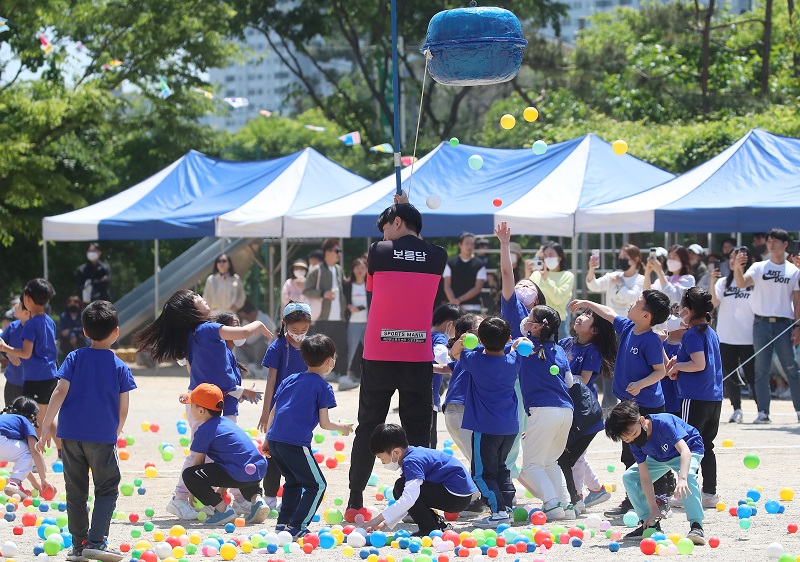 지난해 5월 1일 대구 수성구 매동초등학교 운동장에서 열린 ‘2023학년도 매동 한마음 운동회‘에 참가한 어린이들이 학부모들의 응원 속에 박 터트리기를 하고 있다. 2023.5.1. (ⓒ뉴스1, 무단 전재-재배포 금지)