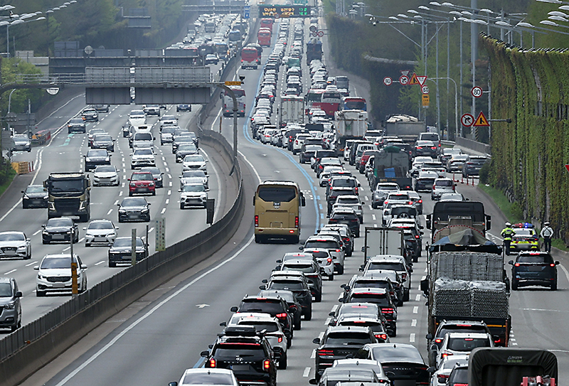 서울시 서초구 잠원IC 인근 경부고속도로 하행선이 나들이 차량으로 정체를 빚고 있다. (ⓒ뉴스1, 무단 전재-재배포 금지)