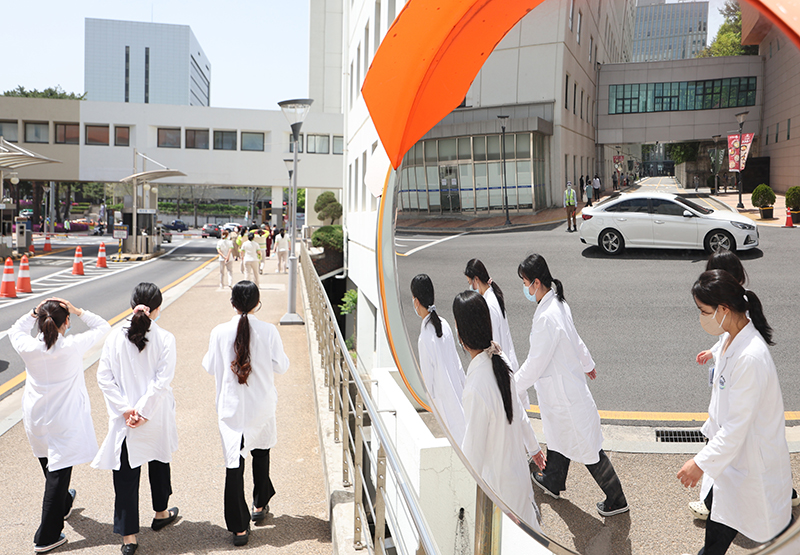 서울의 한 대학병원에서 의료진이 발걸음을 옮기고 있다. (ⓒ뉴스1, 무단 전재-재배포 금지)