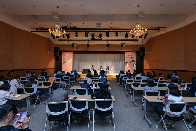 지난 23일 국립중앙도서관 국제회의장에서 ‘전 세계를 사로잡은 K-문학, 그 비법은’을 주제로 북토크가 열렸다. (사진=국립중앙도서관)