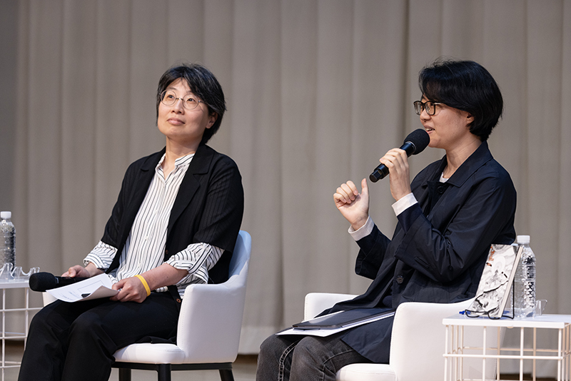 이수현 작가(오른쪽)가 23일 국립중앙도서관 국제회의장에서 열린 ‘전 세계를 사로잡은 K-문학, 그 비법은’ 북토크에서 대담자로 참여해 발언하고 있다. (사진=국립중앙도서관)