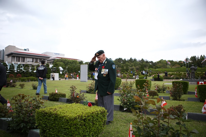 가평전투 73주년을 맞아 방한한 영연방 4개국( 영국, 캐나다, 호주, 뉴질랜드) 참전용사와 유가족이 23일 오후 부산 유엔기념공원을 방문해 참배하고 전우의 넋을 기리며 추모하는 시간을 갖고 있다.(국가보훈부 제공)2024.4.23.(ⓒ뉴스1, 무단 전재-재배포 금지)