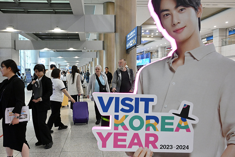 한국방문의해 환영주간 첫날인 지난 26일 오전 인천국제공항 제 1터미널입국장에 외국인 관광객이 입국하고 있다. (ⓒ뉴스1, 무단 전재-재배포 금지)