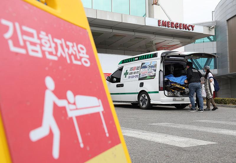 서울 시내 한 대학병원에서 응급대원들이 환자를 이송하고 있다. (ⓒ뉴스1, 무단 전재-재배포 금지)