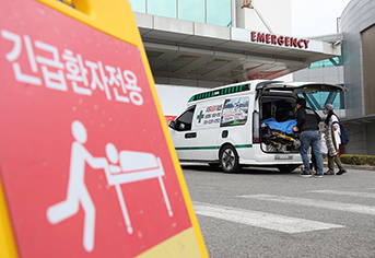 서울 시내 한 대학병원에서 응급대원들이 환자를 이송하고 있다. (ⓒ뉴스1, 무단 전재-재배포 금지)